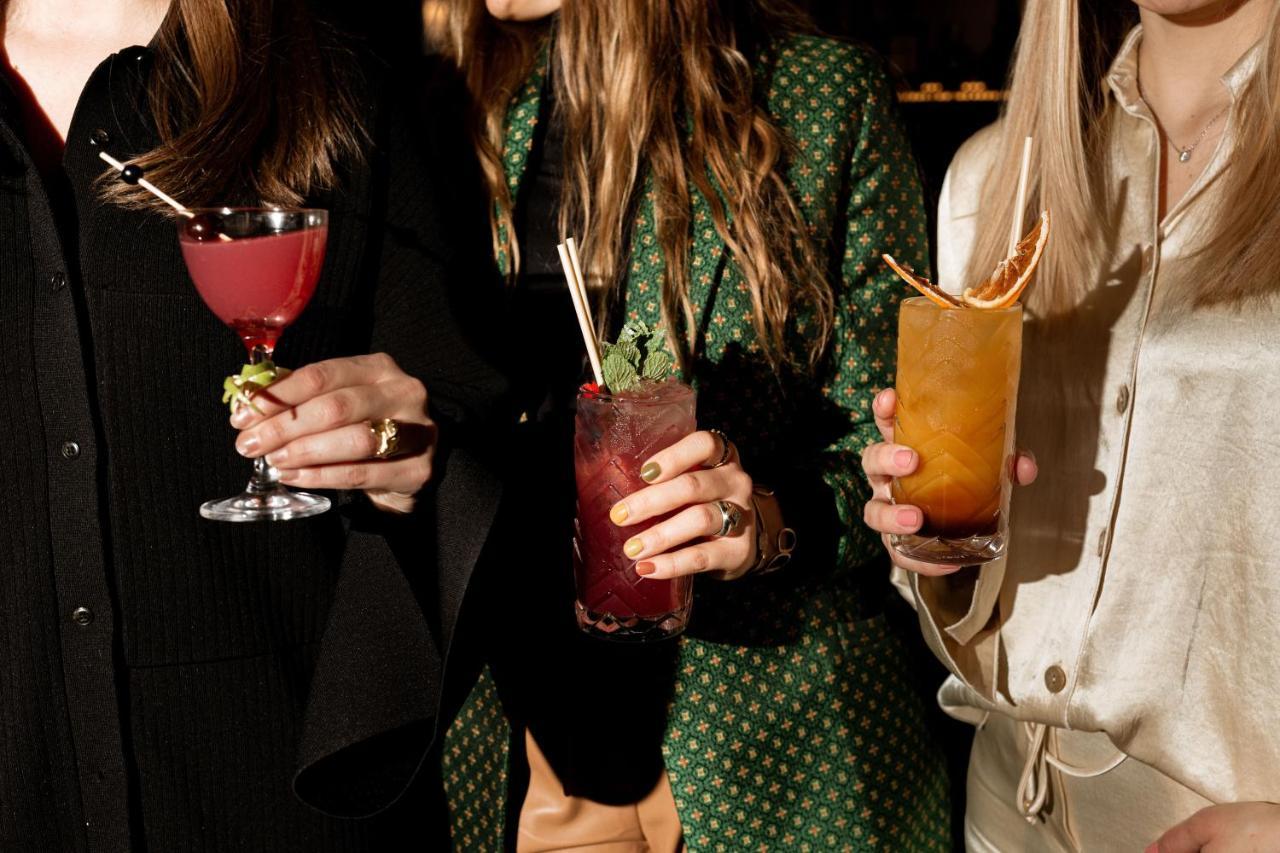 Verno House Budapest, Vignette Collection By Ihg المظهر الخارجي الصورة Three women holding cocktails