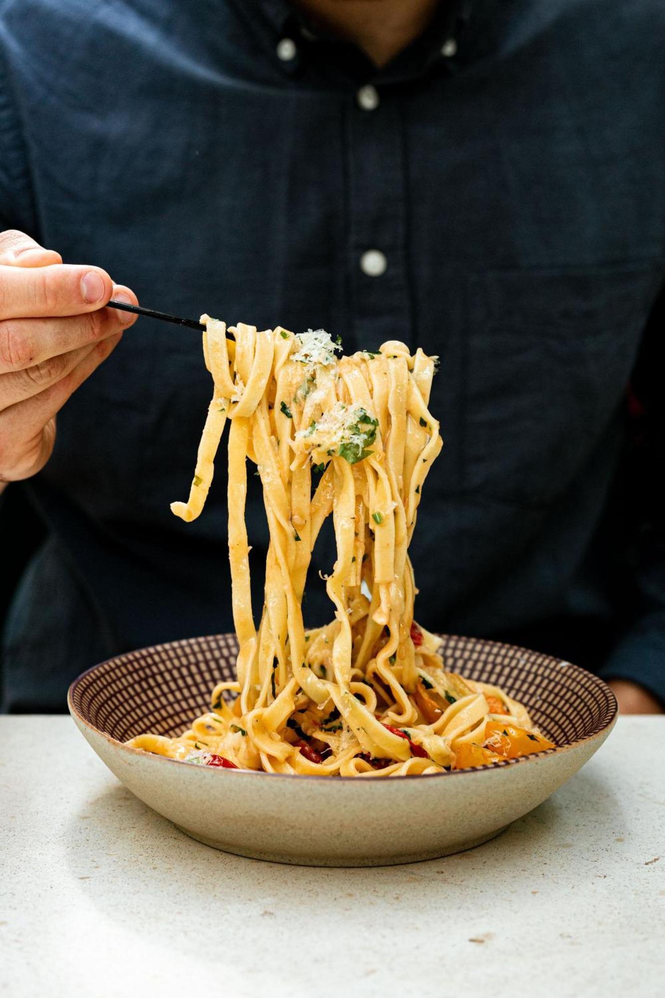 Verno House Budapest, Vignette Collection By Ihg المظهر الخارجي الصورة A person eating pasta with chopsticks