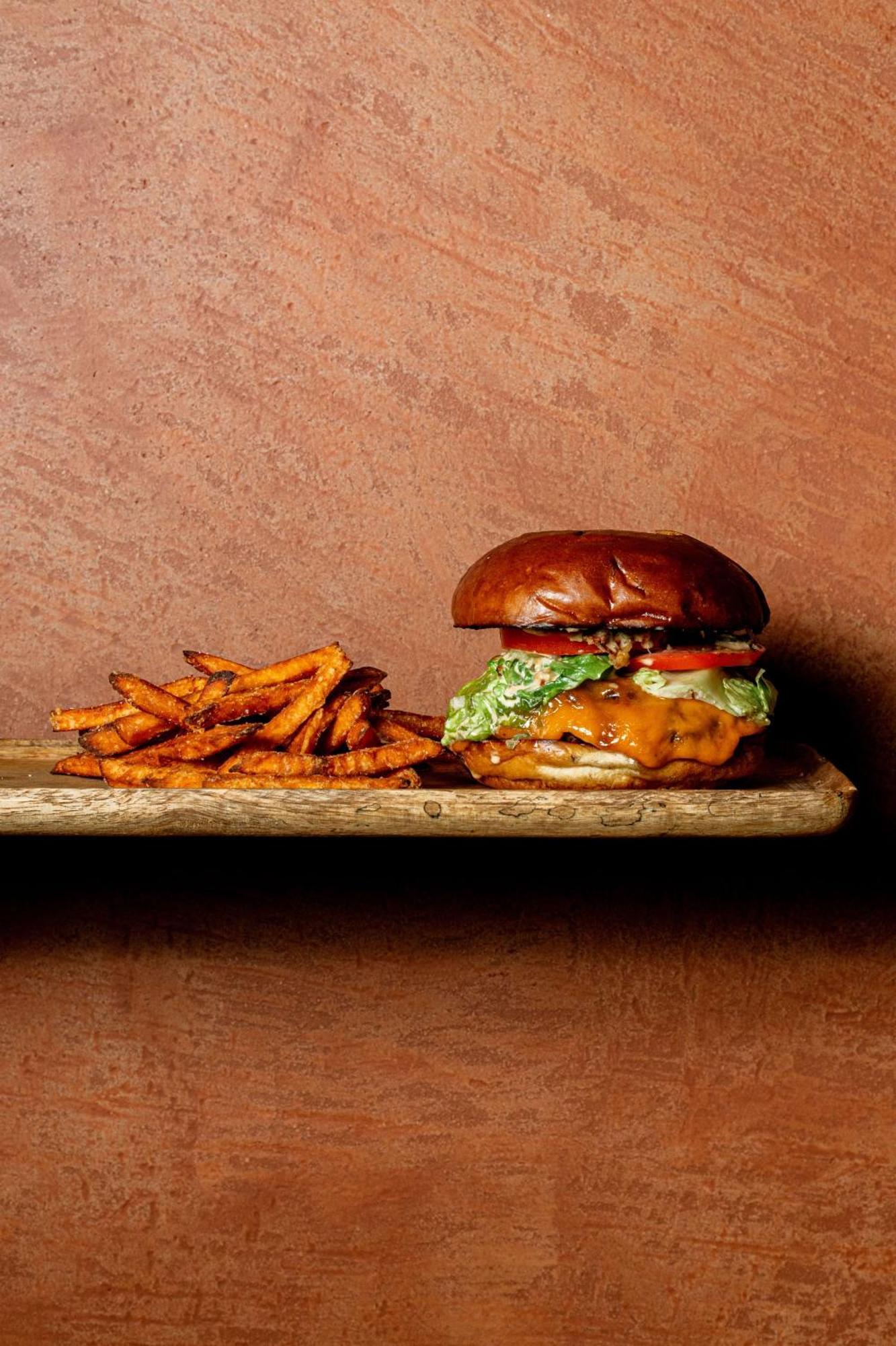 Verno House Budapest, Vignette Collection By Ihg المظهر الخارجي الصورة A cheeseburger with fries