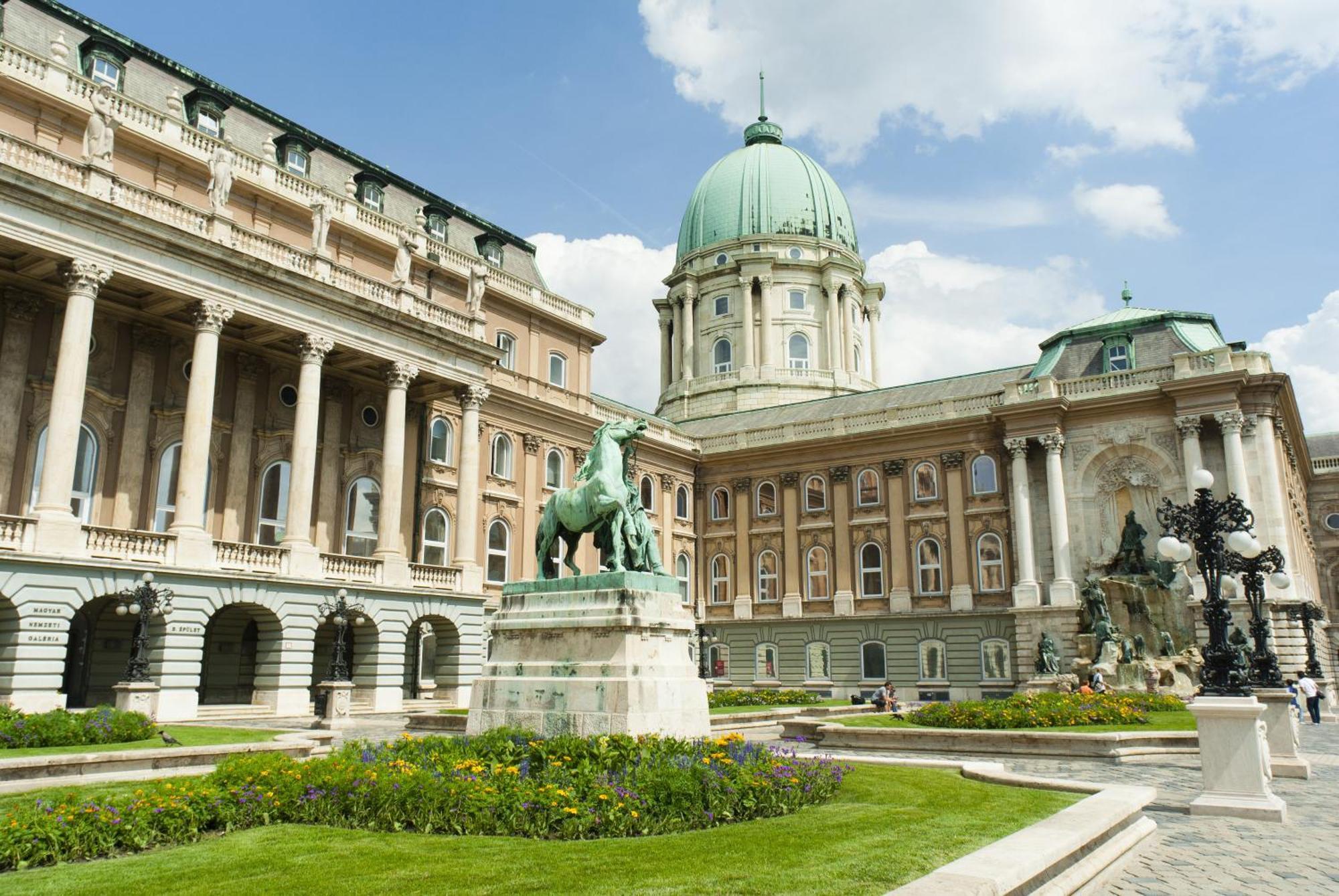 Verno House Budapest, Vignette Collection By Ihg المظهر الخارجي الصورة The Royal Naval College, where the school was based from 1956 to 2005