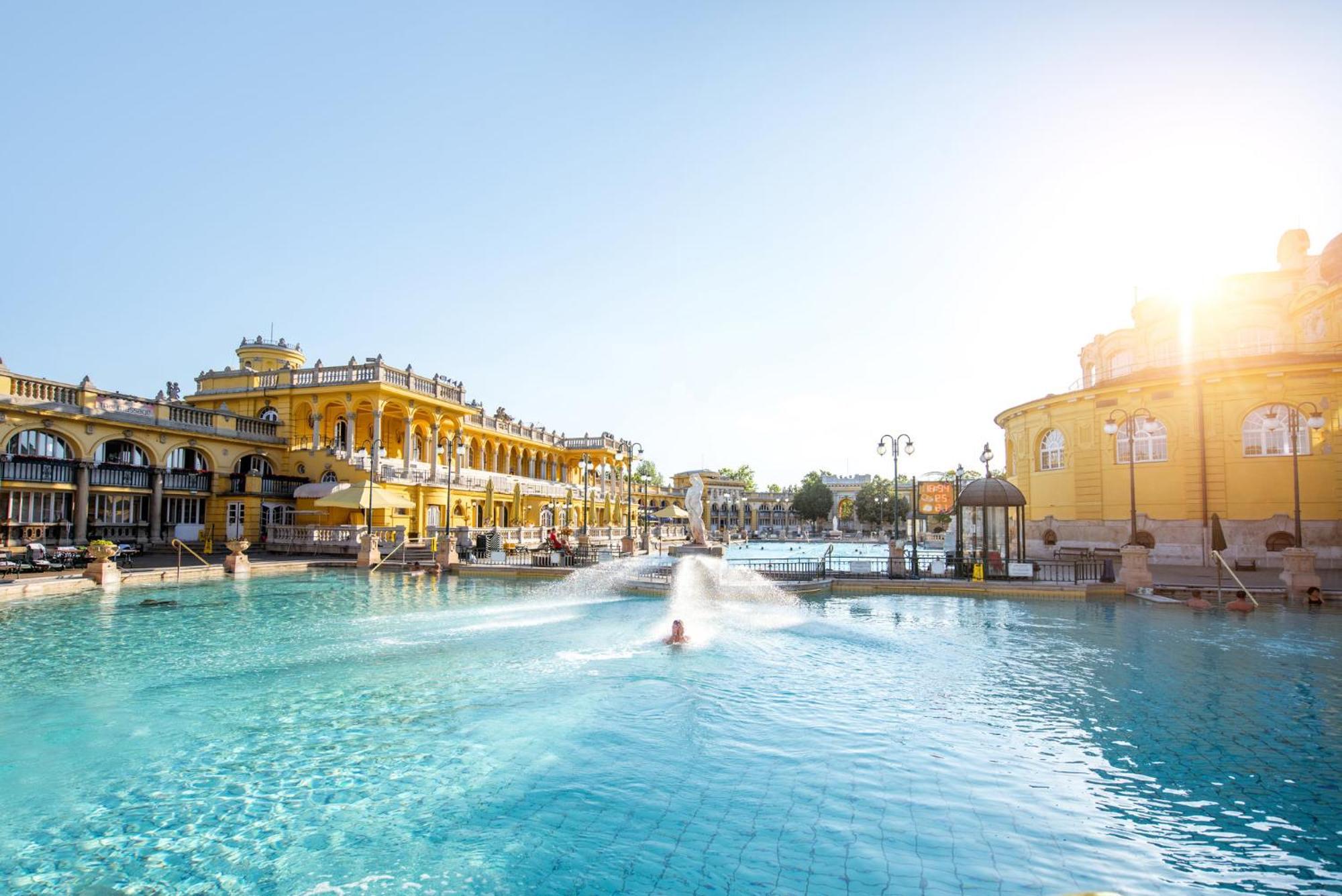 Verno House Budapest, Vignette Collection By Ihg المظهر الخارجي الصورة The main pool at the Hotel